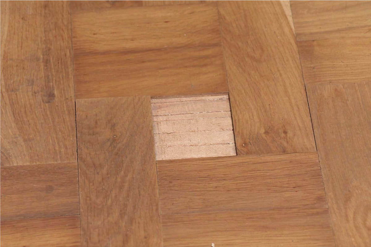 En bit faner i parkettgolvet saknas