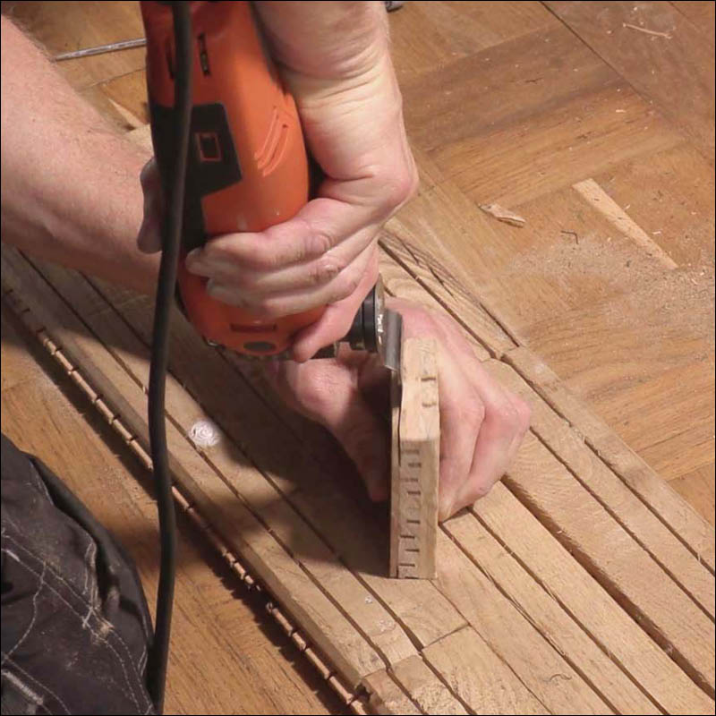 Puuttuva vanerinpala parkettilattiassa: Sahaa vaneri irti