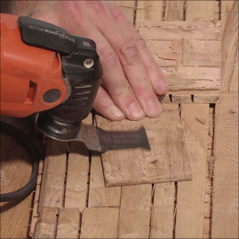 Puuttuva vanerinpala parkettilattiassa: Säädä monitoimityökalulla