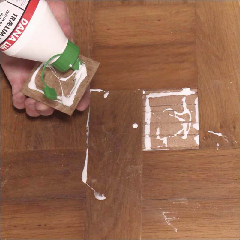 Puuttuva vanerinpala parkettilattiassa: Levitä puuliimaa vanerinpalaan