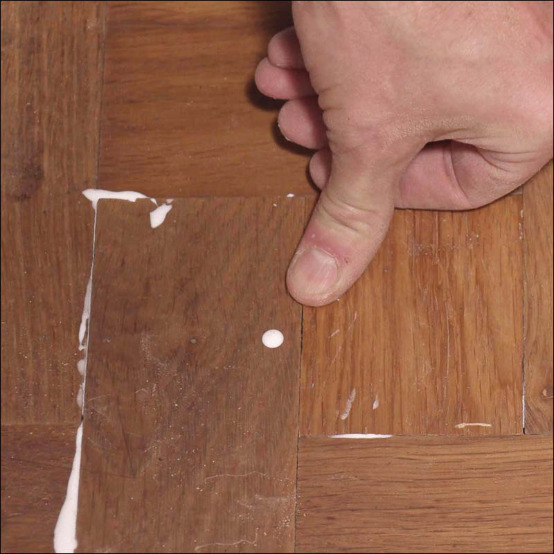 Puuttuva vanerinpala parkettilattiassa: Paina palanen paikalleen