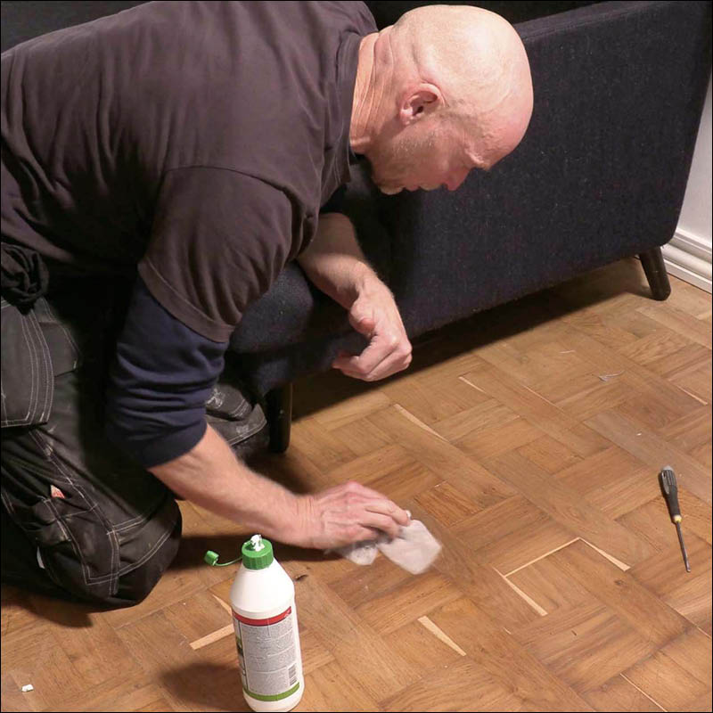 Puuttuva vanerinpala parkettilattiassa: Pyyhi pois ylimääräinen liima