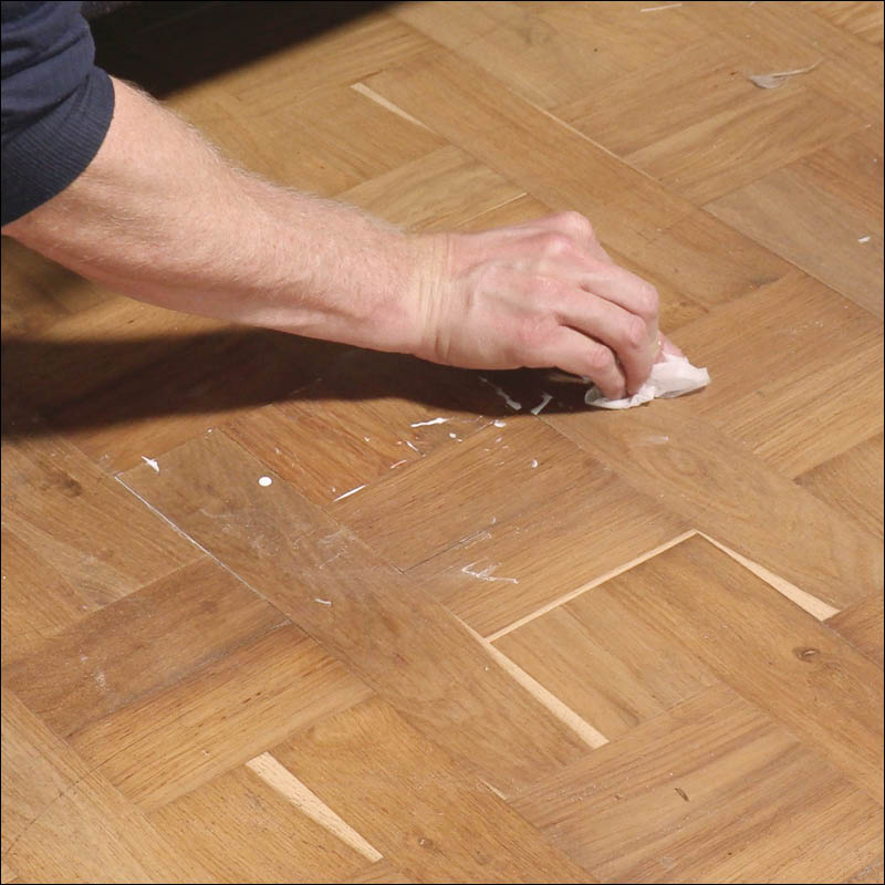 Irronneen parketin liimaus: Pane sauva paikalleen