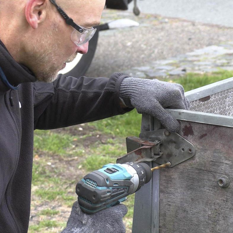 Lemlås tilhenger: Bor ut naglene på den gamle lemlåsen