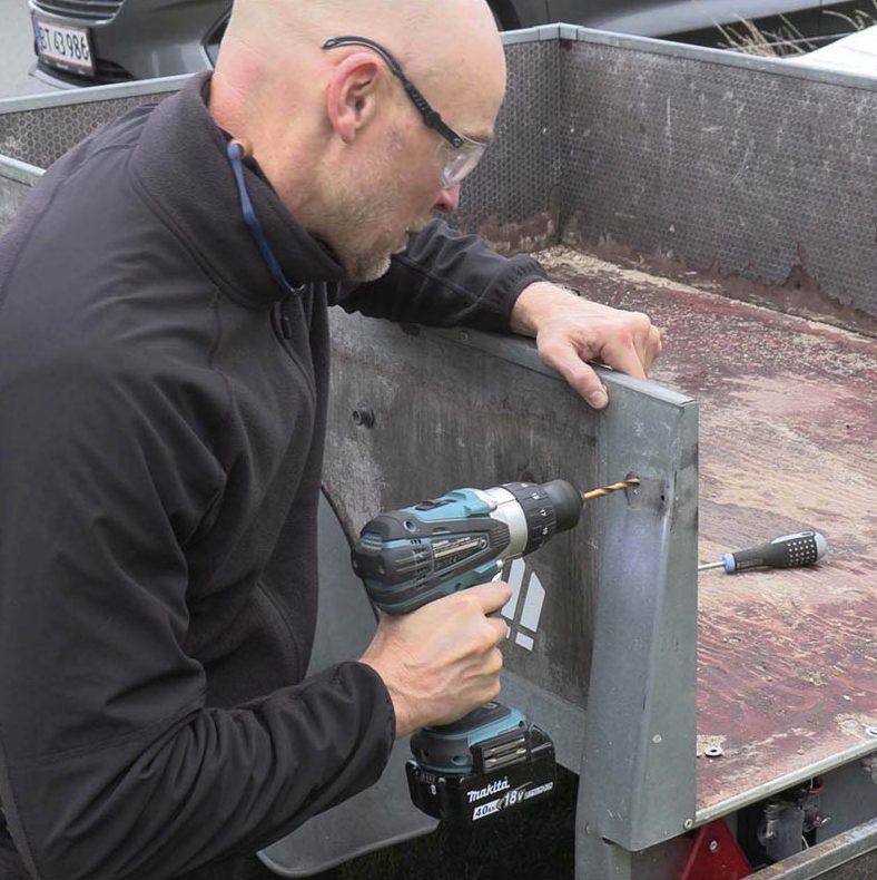 Lemlås tilhenger: Bor hull til boltene