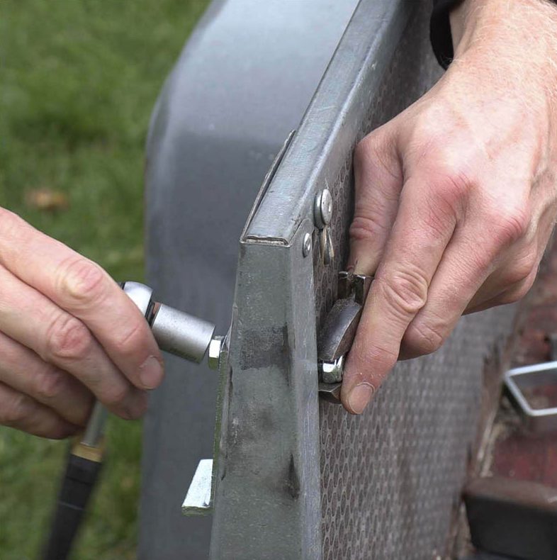 Lemlås tilhenger: Spenn boltene