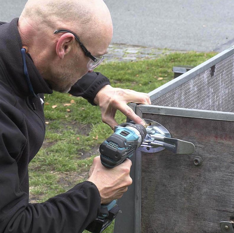 Lemlås tilhenger: Forbor til boltene til lemlåsen