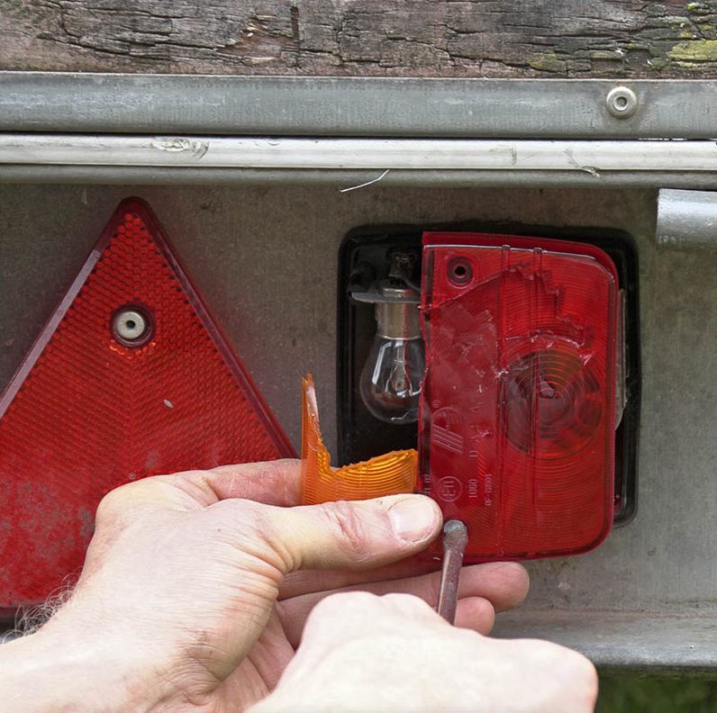 Perävaunun takavalo: Irrota särkynyt takavalo