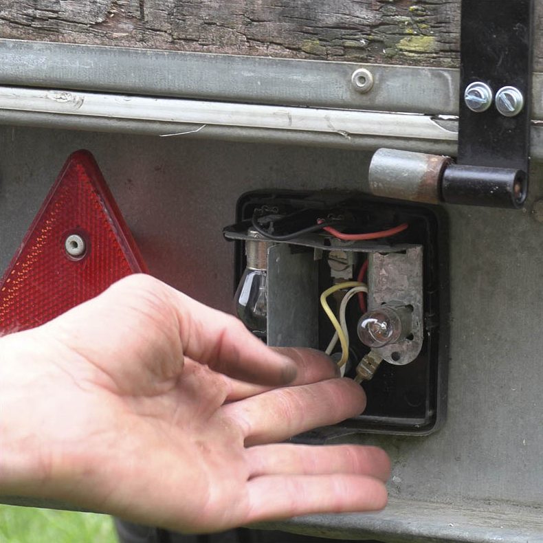 Perävaunun takavalo: Tarkista lamppu ja johdot