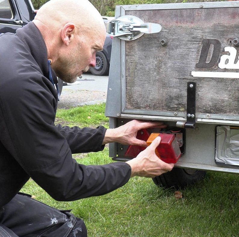 Perävaunun takavalo: Pane uusi valo paikalleen