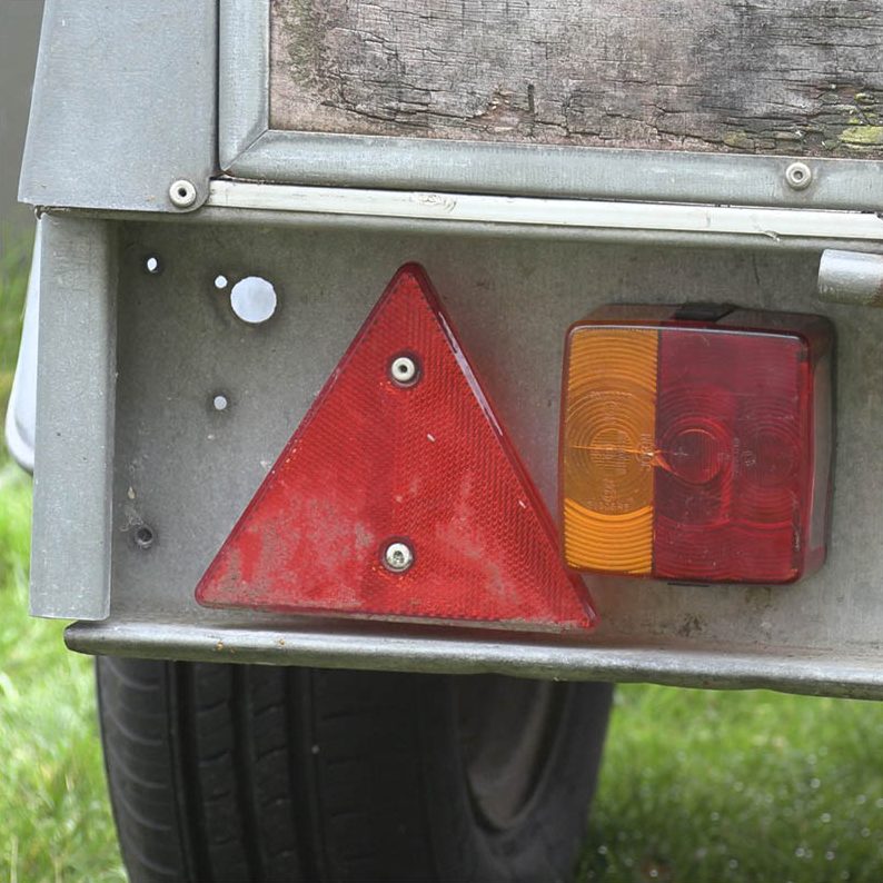 Perävaunun takavalo: Peräkärryn takavalo on nyt paikallaan