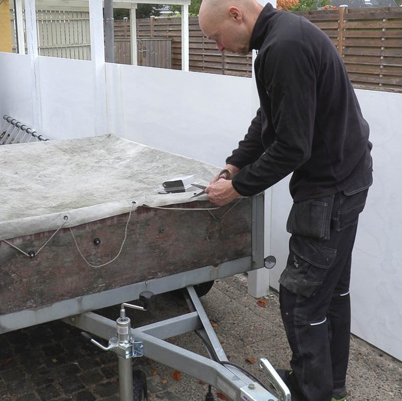 Peräkärryn peite: Leikkaa vanha kuminauha poikki