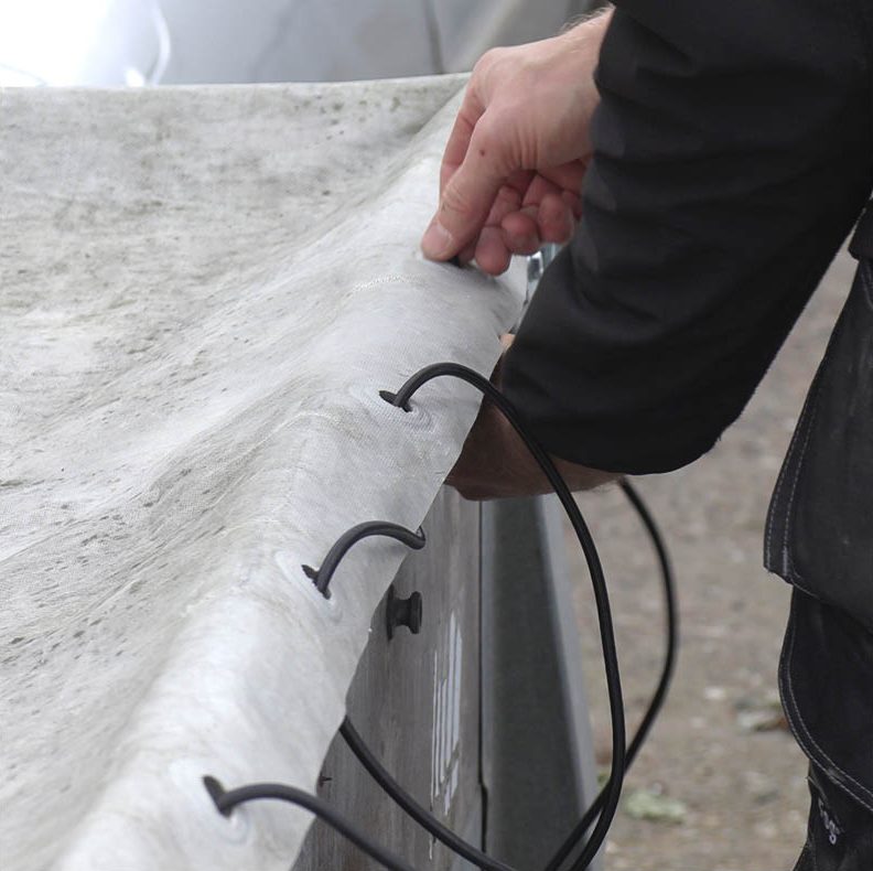 Peräkärryn peite: Pujottele kuminauha reikien läpi