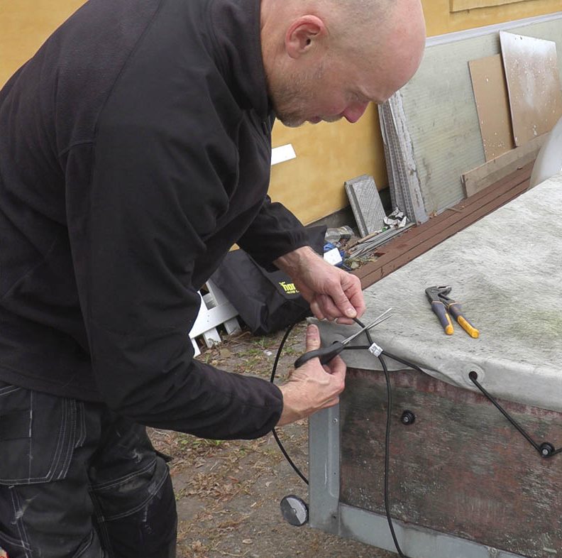 Peräkärryn peite: Leikkaa kuminauha poikki