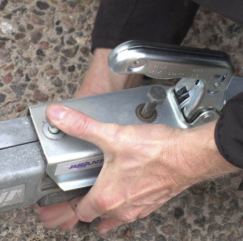 Kulekobling tilhenger: Sett boltene på plass