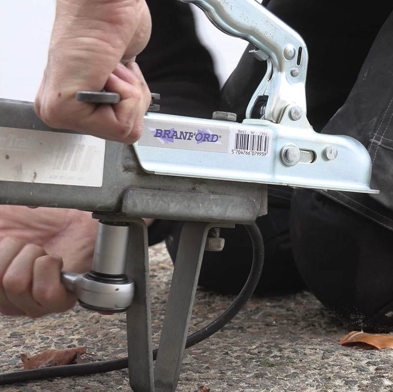 Kulekobling tilhenger: Stram boltene