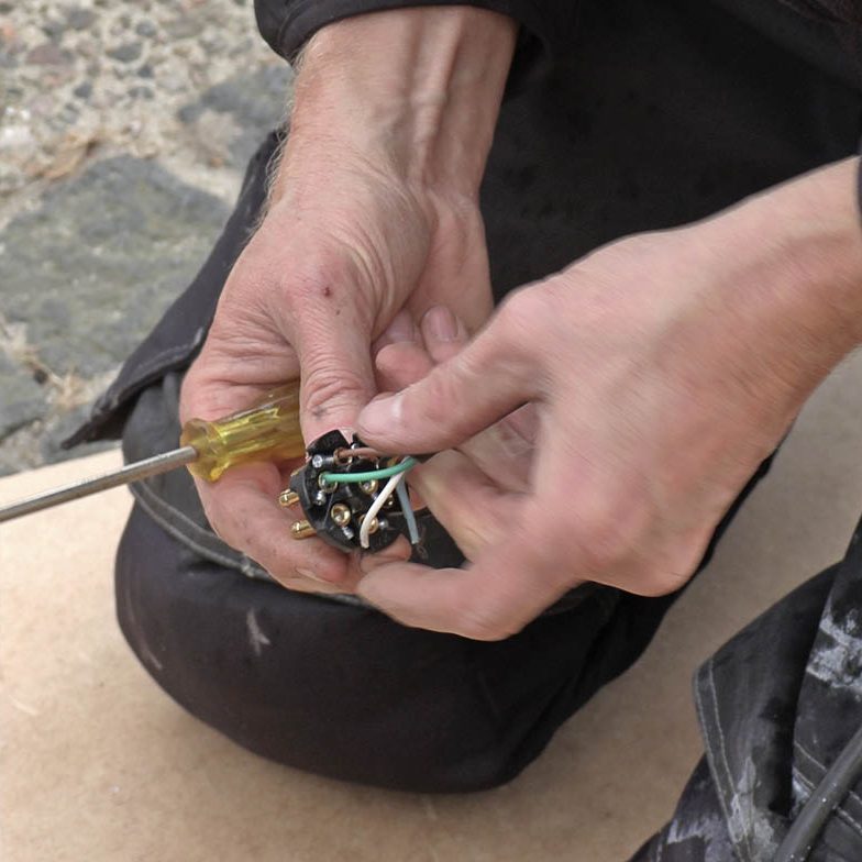 Skifte tilhengerkontakt: Skru alle ledninger fast i det nye støpselet