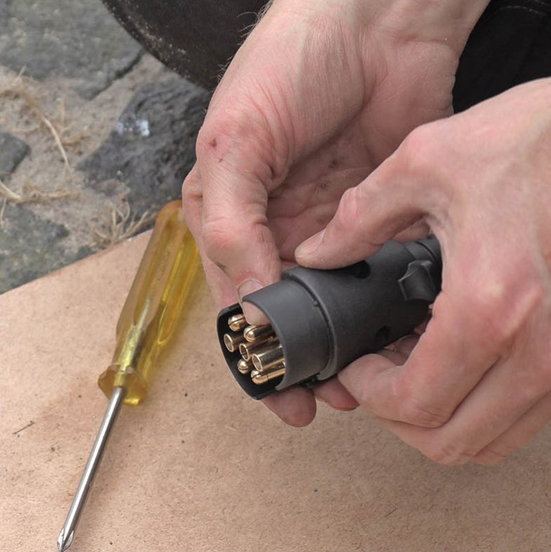 Skifte tilhengerkontakt: Sett på den siste kappen