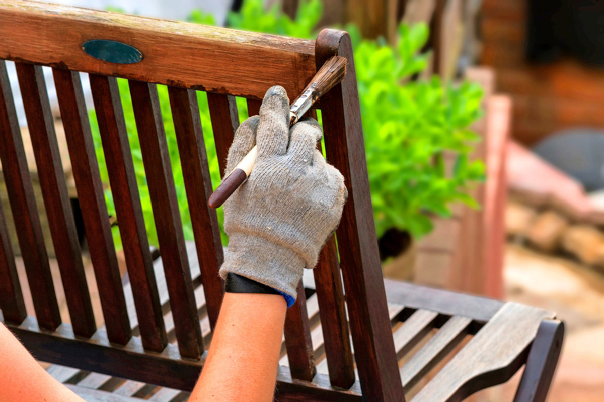 Maalaa ja öljyä pihakalusteet keväällä