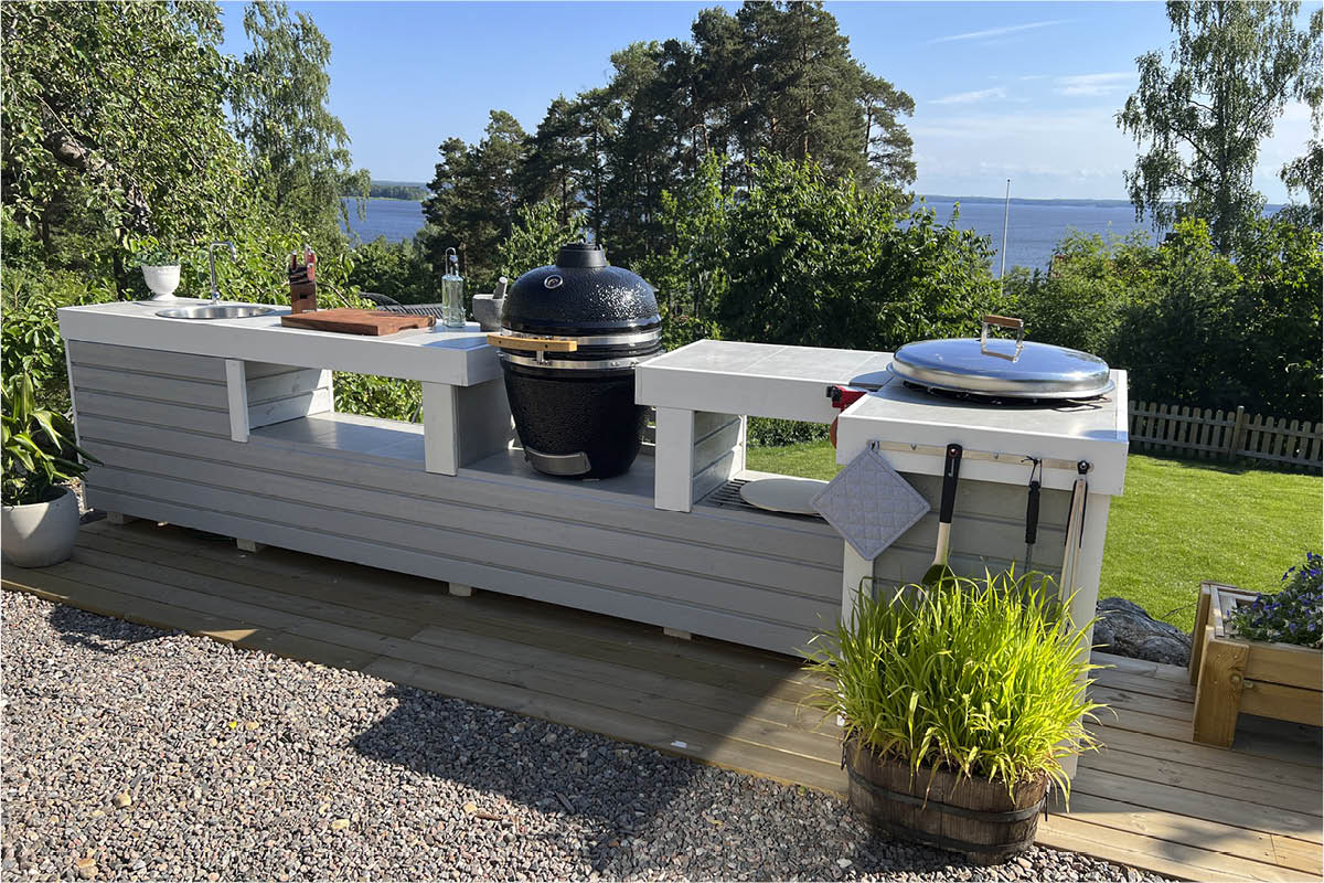 Udekøkken med simpel trækonstruktion