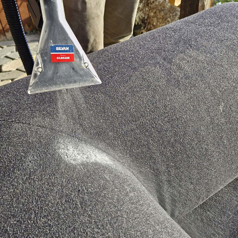 Mattvätt: Spruta vattnet på motsträviga fläckar