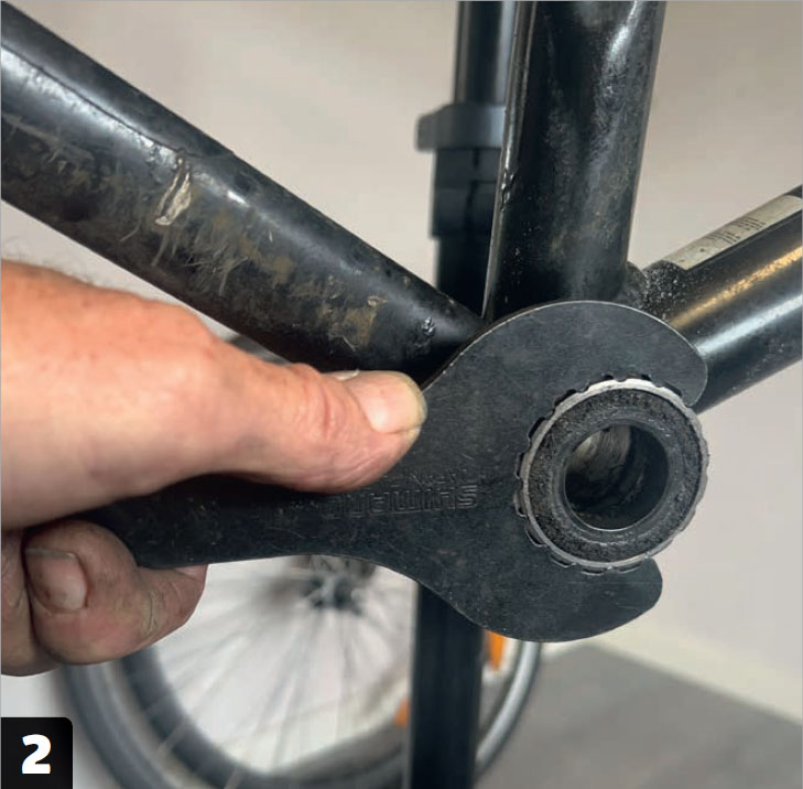 Lakering af cykelstel: Skru krankboksen ud