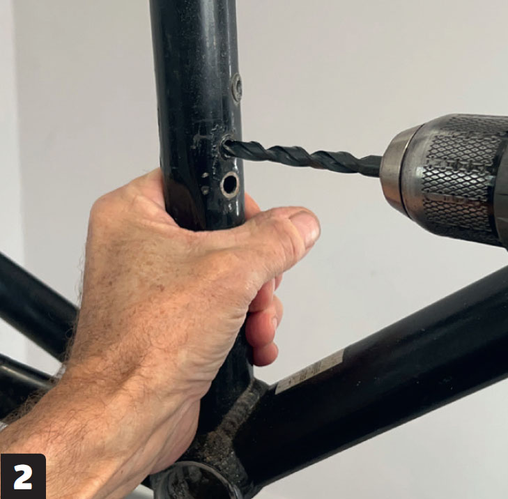 Maling af cykelstel: Gevindene til forskifteren bores ud