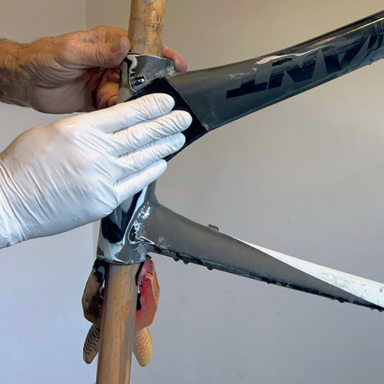 Lakering af cykelstel: Slib den gamle lak og maling væk med vådslibepapir