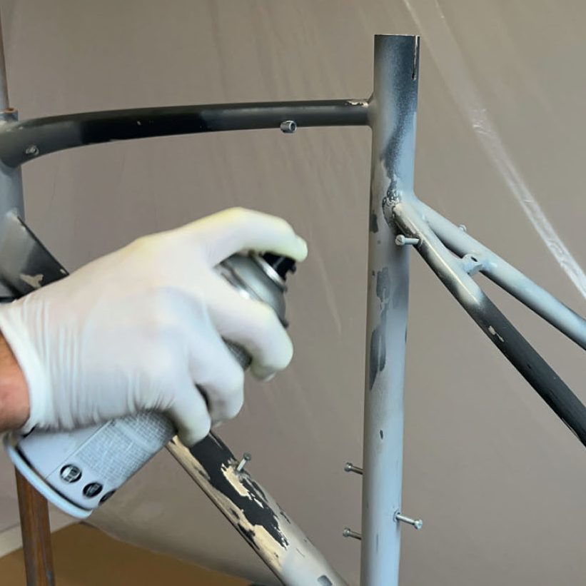 Spraymaling cykel: Giv rammen og forgaflen den første dækkende omgang primer