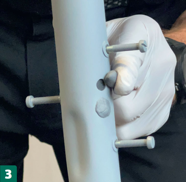 Spraymaling cykel: Luk hullerne med en tokomponent reparationsmasse til aluminium