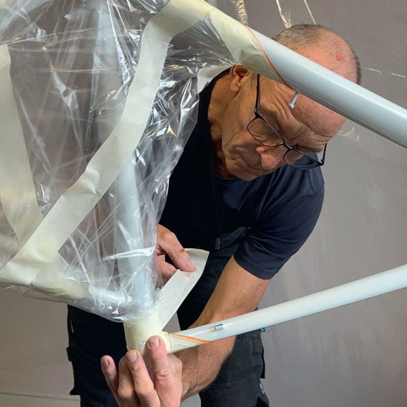 Male cykel stel: Rammen pakkes omhyggeligt ind