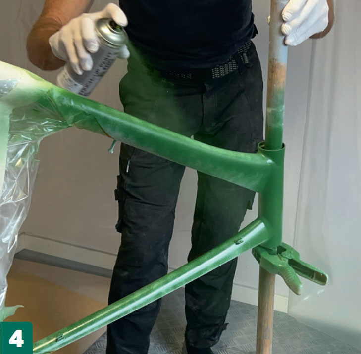 Male cykel stel: Detaljefarven sprayes på med samme fremgangsmåde som med grundfarven