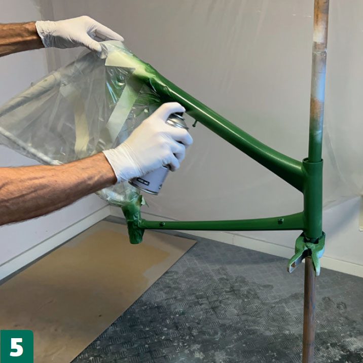 Male cykel stel: Giv det andet og dækkende lag maling