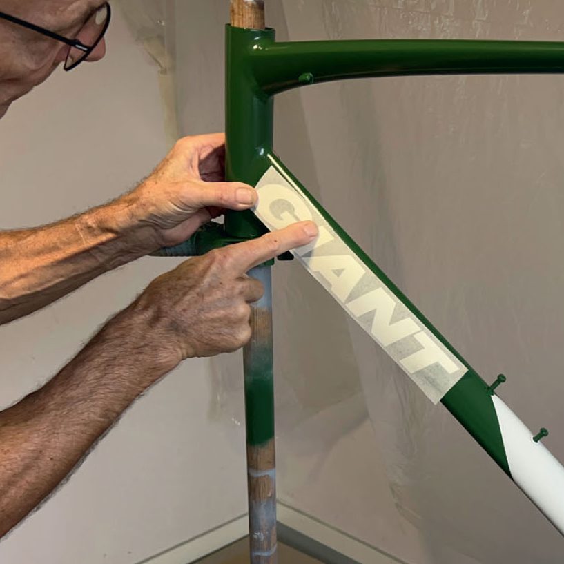 Lakering af cykelstel: Placér transfermærket meget omhyggeligt