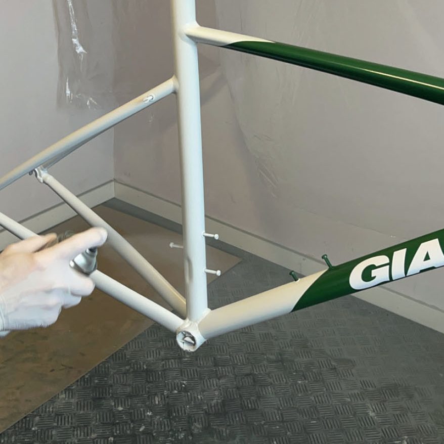 Lakering af cykelstel: Spray klarlakken på i to arbejdsgange