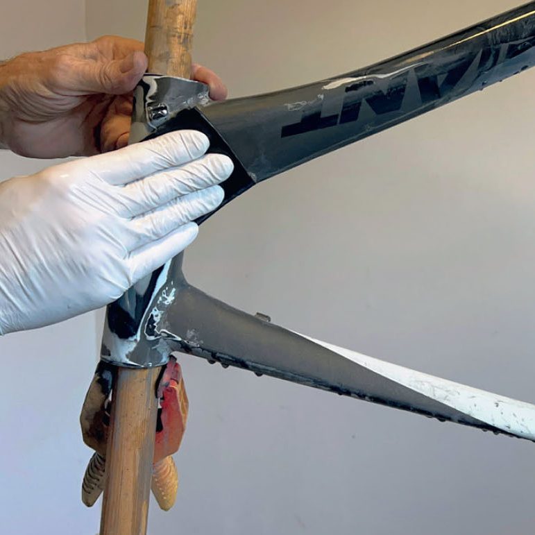 Måla om cykel: Slipa bort gammal lack och färg med våtslippapper