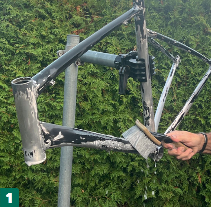 Måla en cykel: Tvätta ramen noga