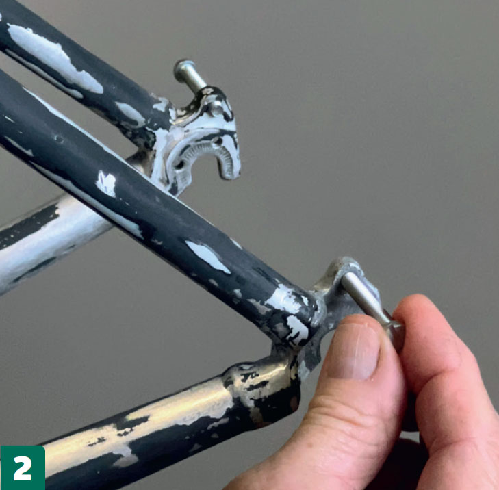 Måla en cykel: Skruva maskinskruvar i alla gängor