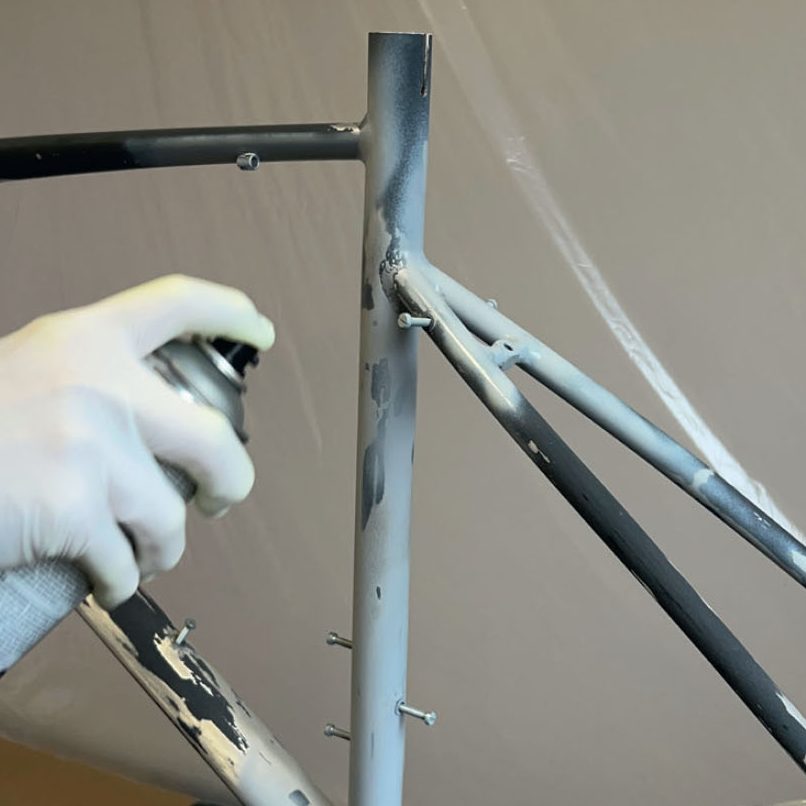 Måla om en cykel: Ge ramen och framgaffeln ett första heltäckande lager primer