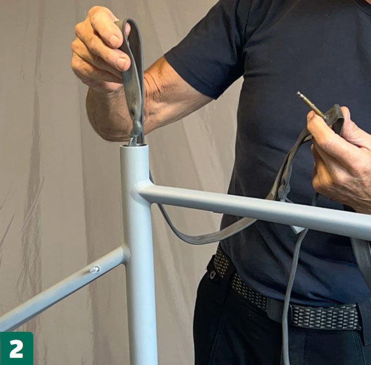 Måla om en cykel: Gör ett bakstopp för reparation av hål till växlaren