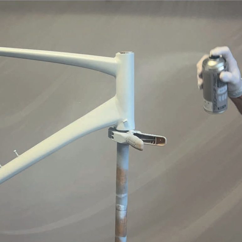 Cykel måla: Applicera det andra och täckande lagret färg