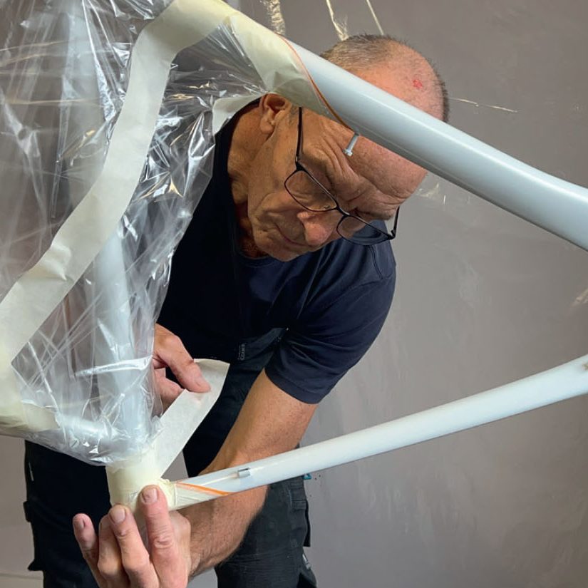 Måla om cykel själv: Ramen packas in noggrant