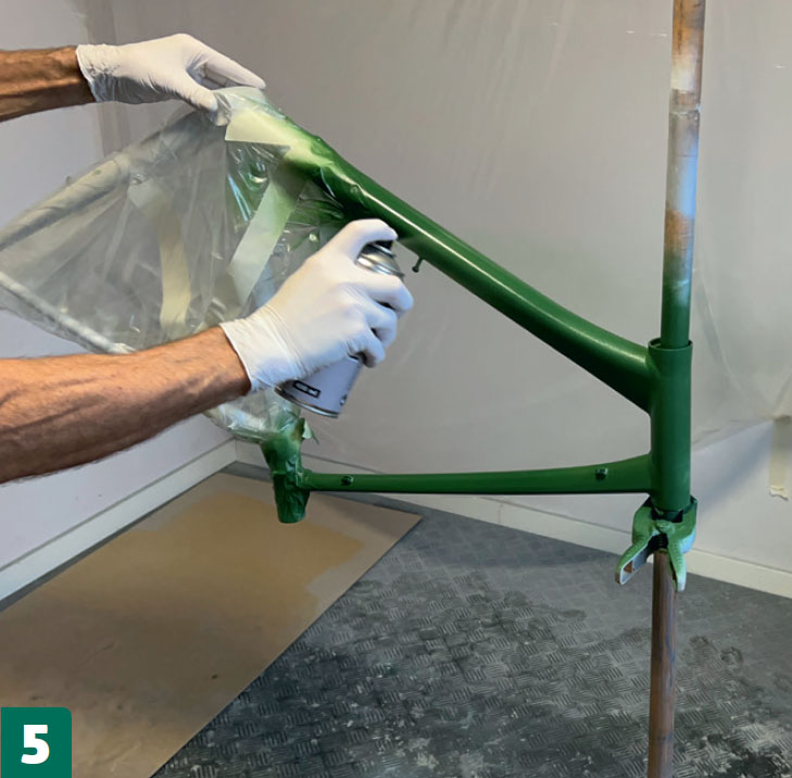 Måla om cykel själv: Applicera det andra och täckande lagret detaljfärg