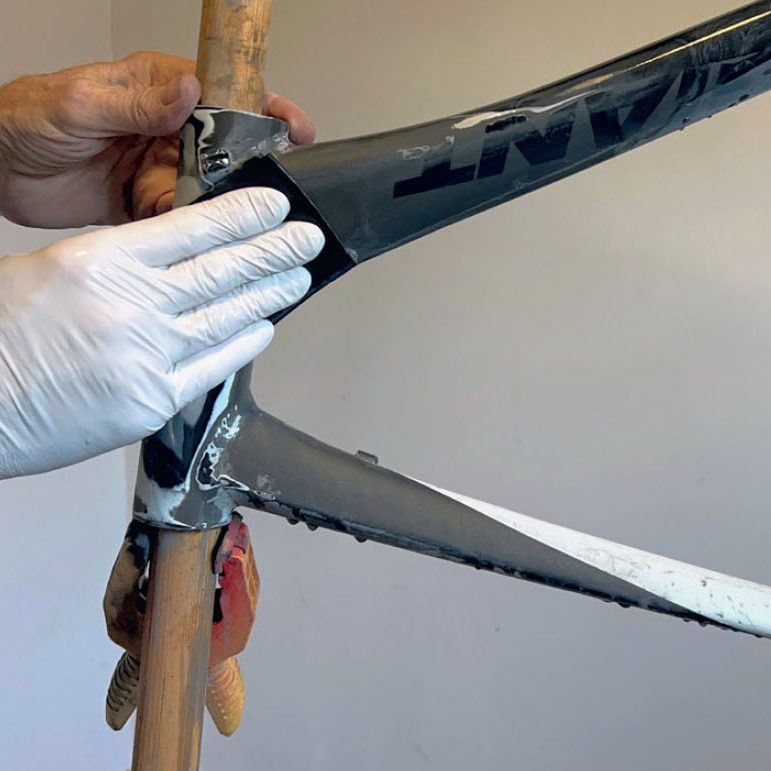 Polkupyörän maalaus: Hio vanha lakka ja maali pois vesihiomapaperilla