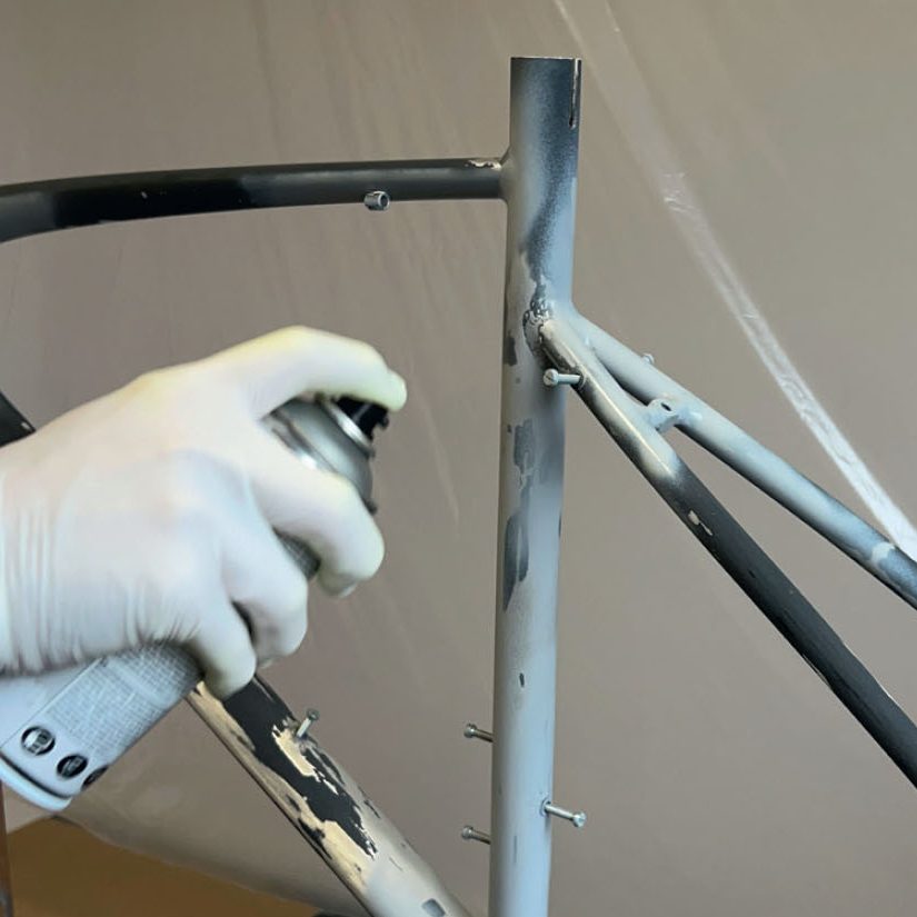 Polkupyörän maalaus: Maalaa runko ja etuhaarukka pohjamaalilla