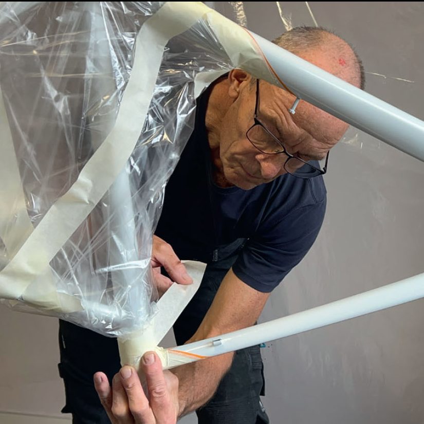 Polkupyörän maalaus: Suojaa runko perusteellisesti muovilla