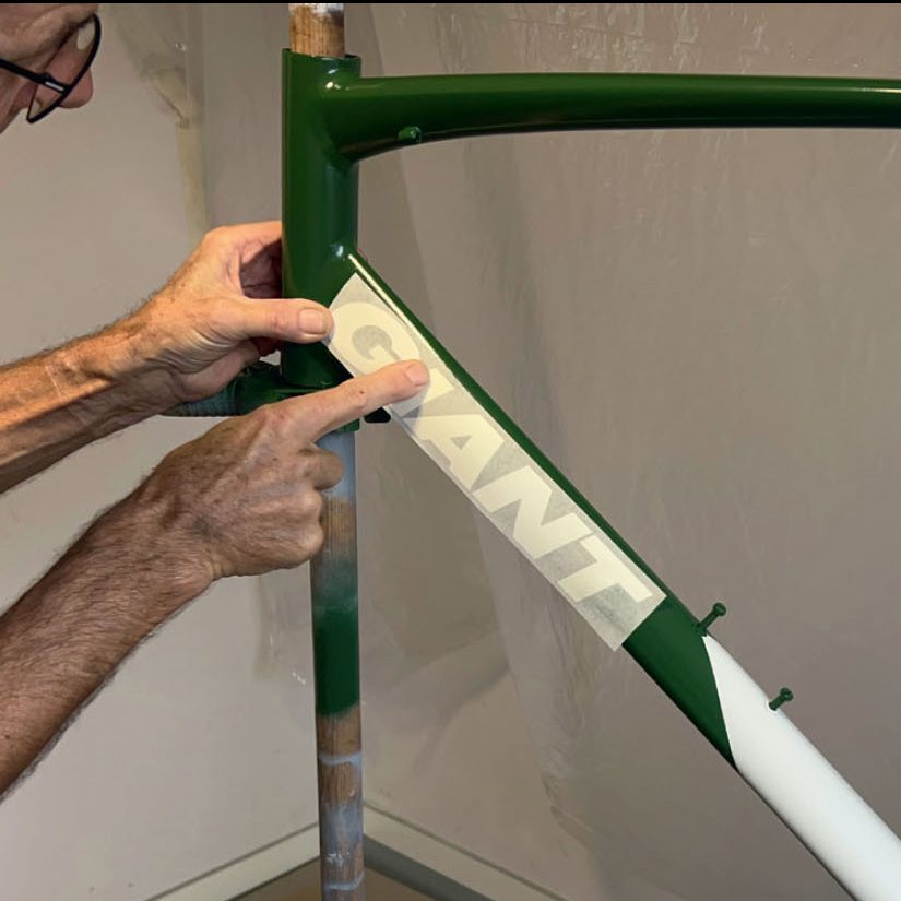 Polkupyörän maalaus: Kiinnitä tarra hyvin huolellisesti