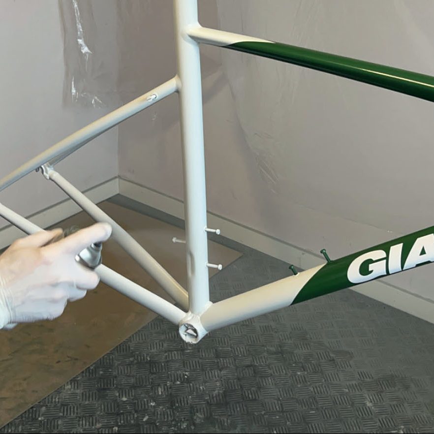 Polkupyörän maalaus: Sumuta kirkaslakkaa kaksi kerrosta