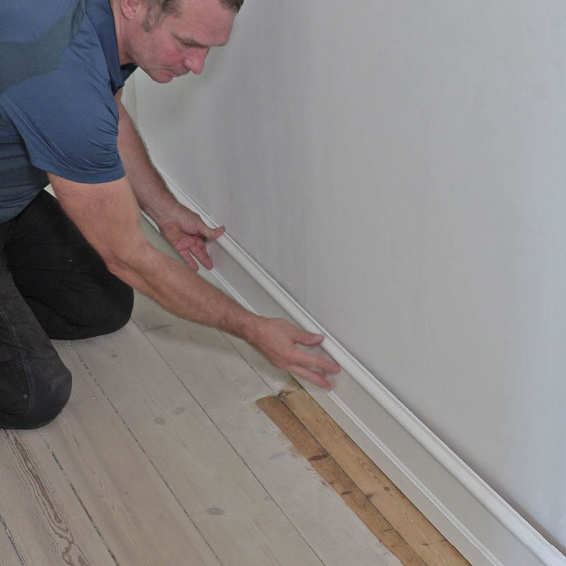 Irronnut jalkalista: Pidä jalkalistaa seinää vasten