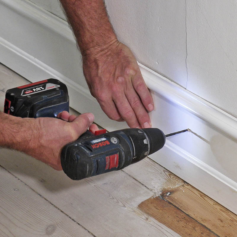 Irronnut jalkalista: Poraa ruuveille reiät